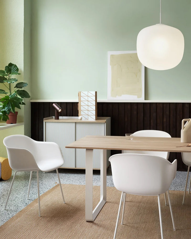 Muuto Enfold gråt sideboard med riflet metaloverflade og egetræ, lakeret stål til opbevaring